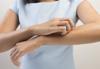 Симптомы, инкубационный период и лечение чесотки