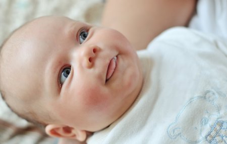Симптомы и принципы лечения диатеза у детей на щеках